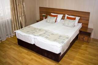 Мини-отель Silk Way Алматы Двухместный номер с 1 кроватью или 2 отдельными кроватями, общая ванная комната-1