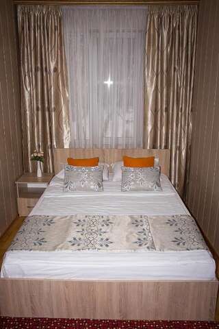 Мини-отель Silk Way Алматы Двухместный номер с 1 кроватью и общей ванной комнатой-2